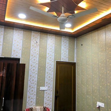 Hotel Raju Homestay Ayodhya 150 Meters From Shree Ram Janmbhoomi Temple 200 Meters From Ayodhya Dham Railway Station Extérieur photo