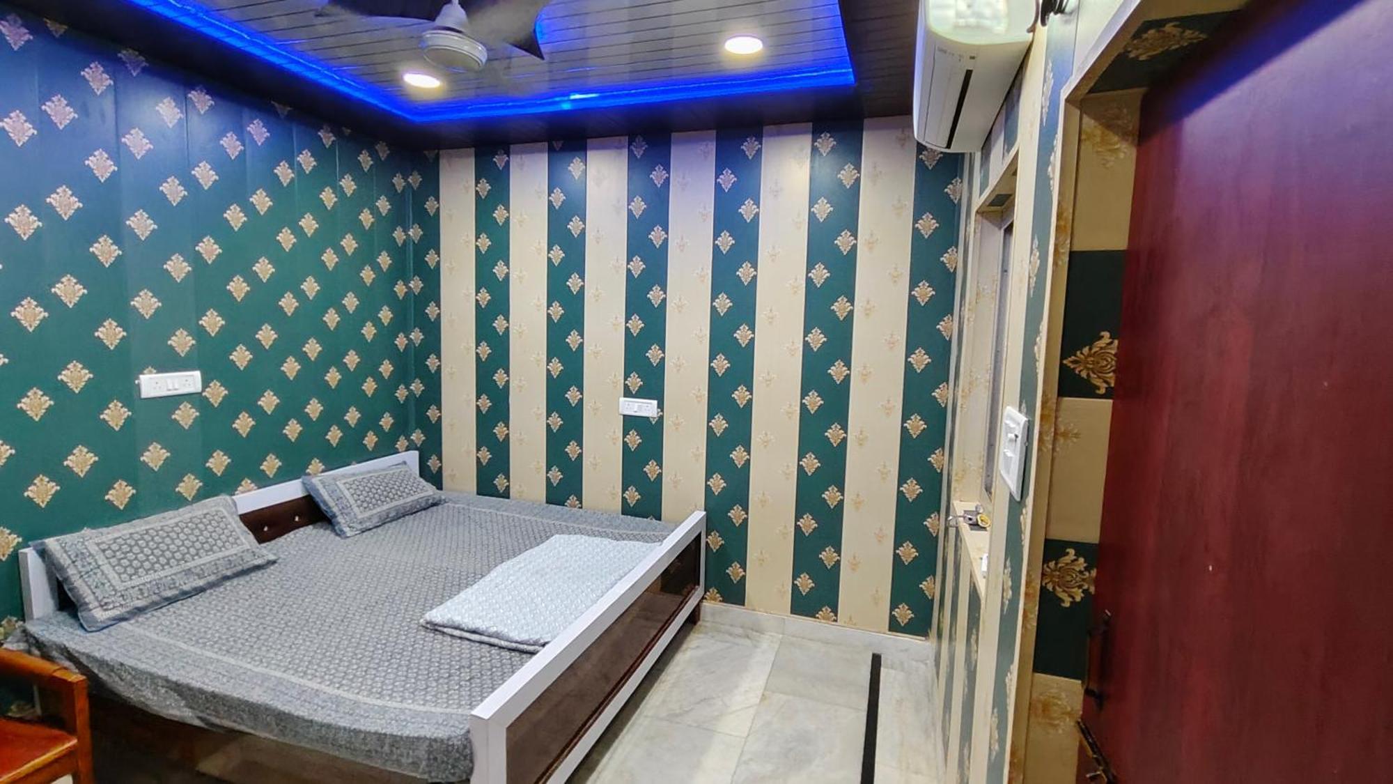 Hotel Raju Homestay Ayodhya 150 Meters From Shree Ram Janmbhoomi Temple 200 Meters From Ayodhya Dham Railway Station Extérieur photo