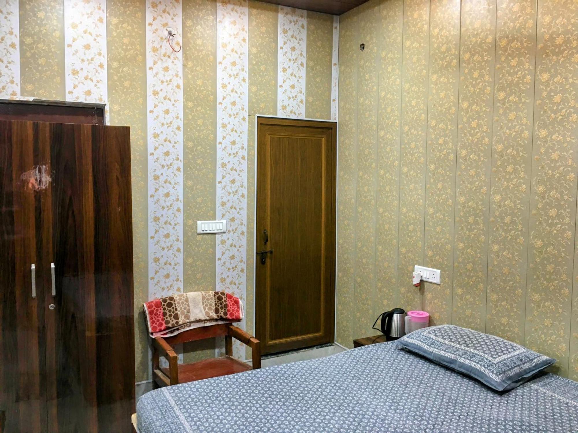 Hotel Raju Homestay Ayodhya 150 Meters From Shree Ram Janmbhoomi Temple 200 Meters From Ayodhya Dham Railway Station Extérieur photo