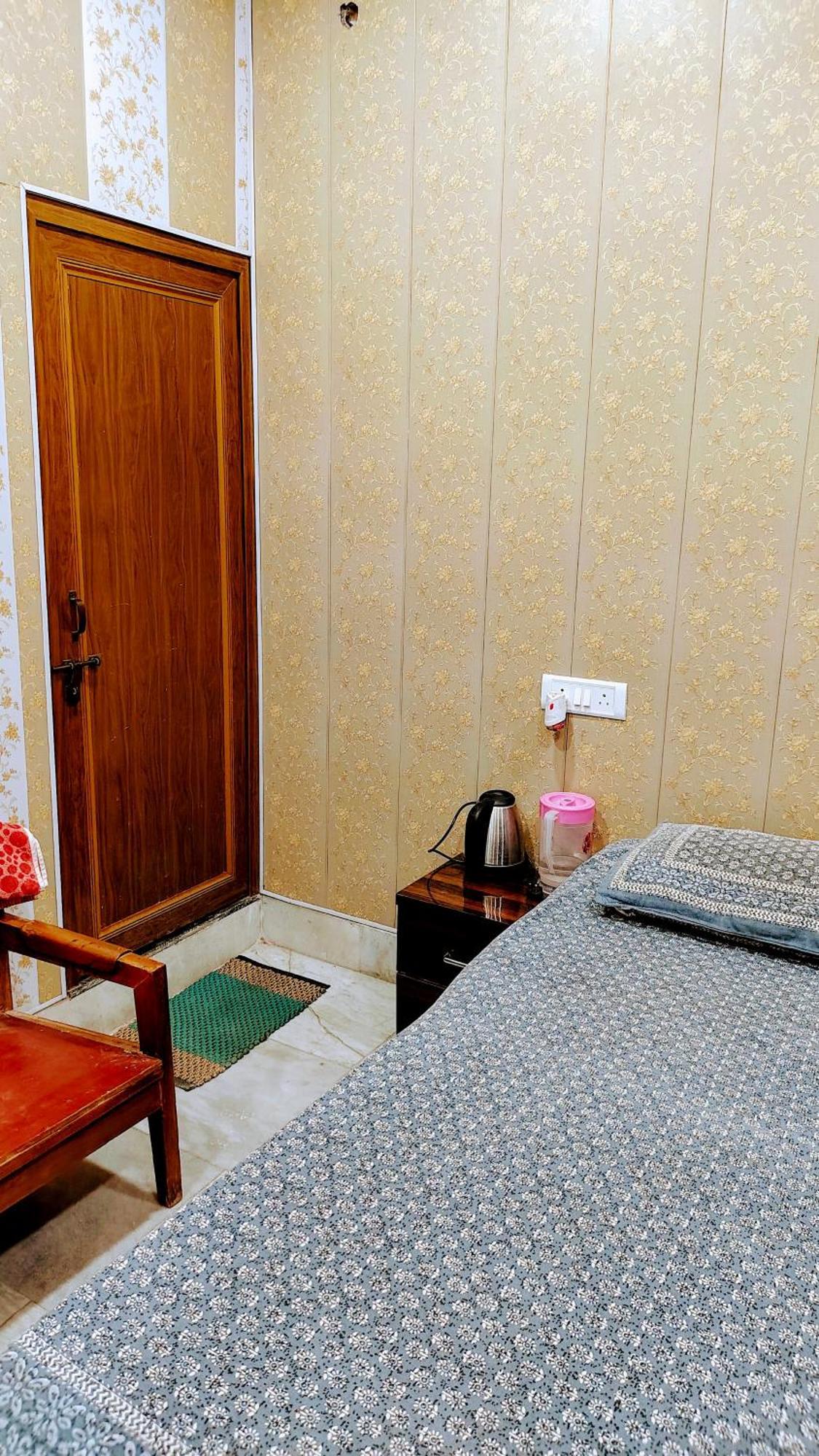 Hotel Raju Homestay Ayodhya 150 Meters From Shree Ram Janmbhoomi Temple 200 Meters From Ayodhya Dham Railway Station Extérieur photo