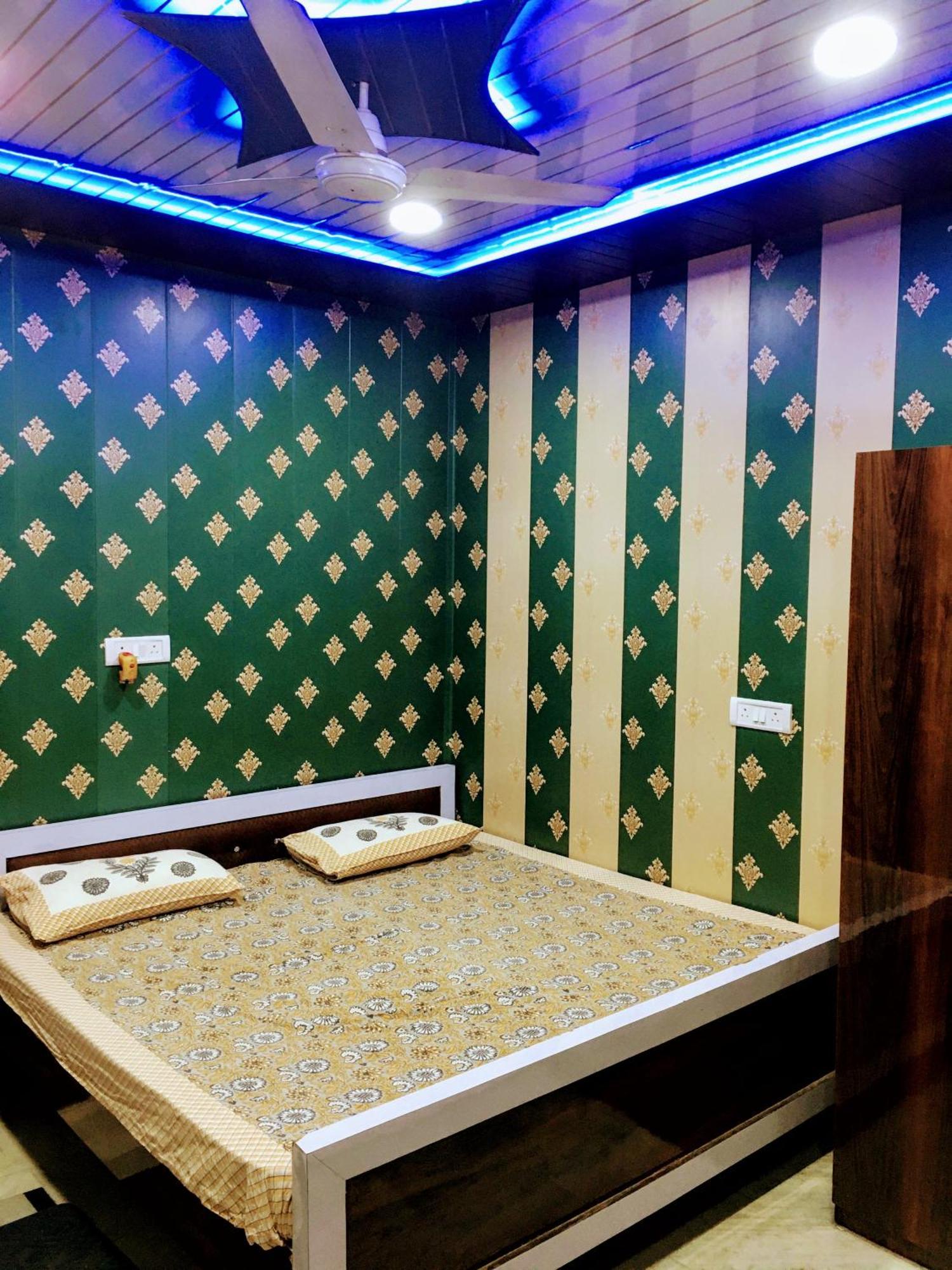 Hotel Raju Homestay Ayodhya 150 Meters From Shree Ram Janmbhoomi Temple 200 Meters From Ayodhya Dham Railway Station Extérieur photo