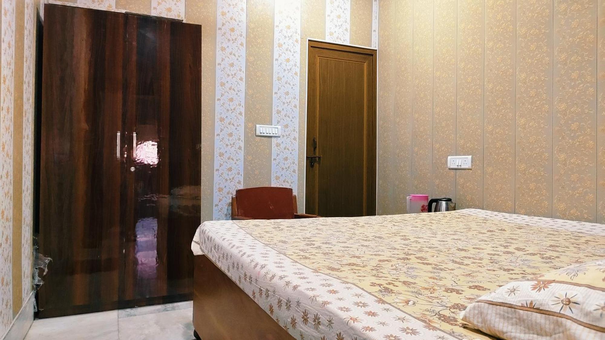 Hotel Raju Homestay Ayodhya 150 Meters From Shree Ram Janmbhoomi Temple 200 Meters From Ayodhya Dham Railway Station Extérieur photo