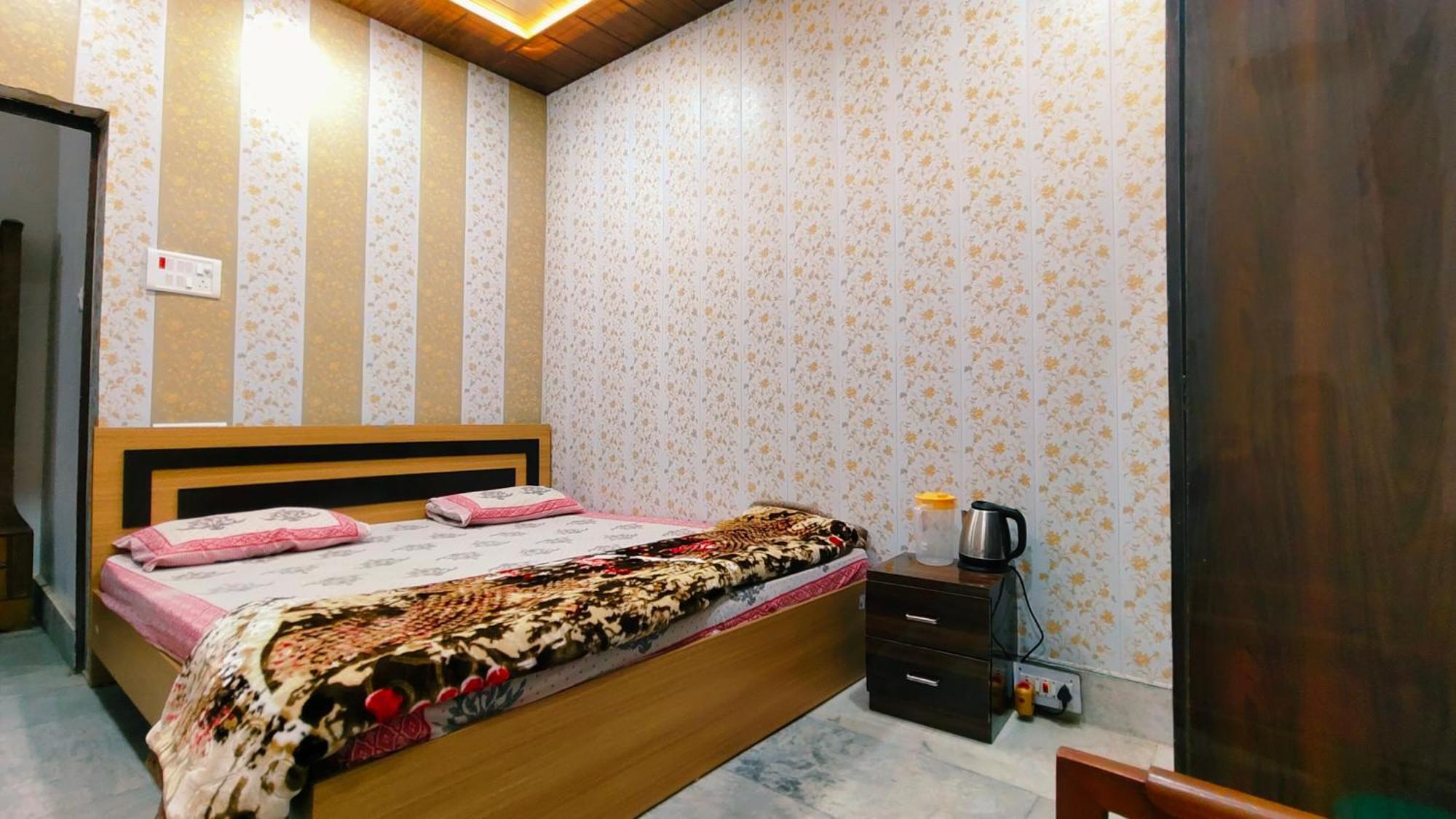 Hotel Raju Homestay Ayodhya 150 Meters From Shree Ram Janmbhoomi Temple 200 Meters From Ayodhya Dham Railway Station Extérieur photo